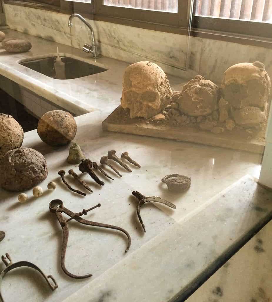 Artefatos encontrados nas escavações do Castelo Garcia d'Ávila