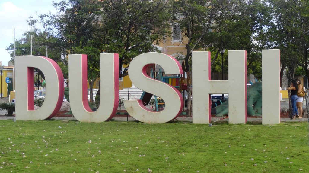 Letreiro Dushi em Curaçao