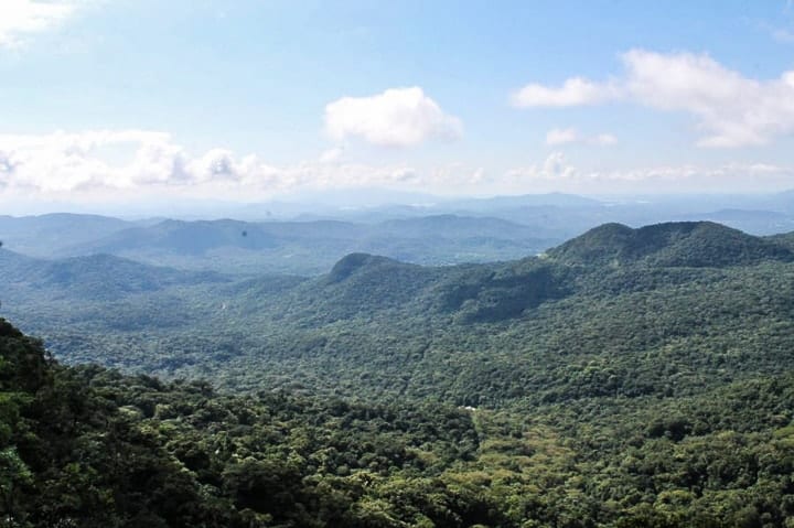 Passeio de trem Curitiba Morretes: trem pela estrada de ferro Paranaguá. Paisagens da Serra do Mar