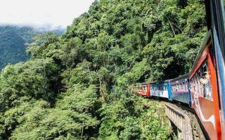 Passeio de trem Curitiba Morretes: trem pela estrada de ferro Paranaguá. Paisagens da Serra do Mar