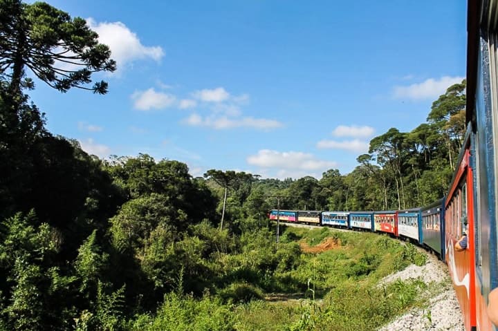 Passeio de trem Curitiba Morretes: trem pela estrada de ferro Paranaguá. Paisagens da Serra do Mar