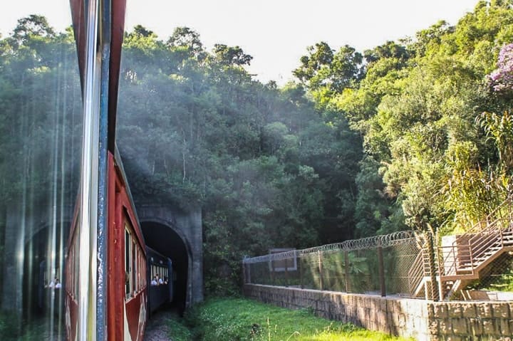 Passeio de trem Curitiba Morretes: trem pela estrada de ferro Paranaguá. Paisagens da Serra do Mar