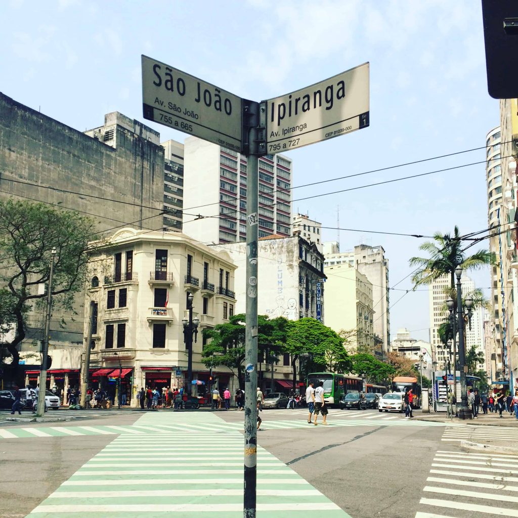 Cruzamento da Avenida Ipiranga São João - São Paulo
