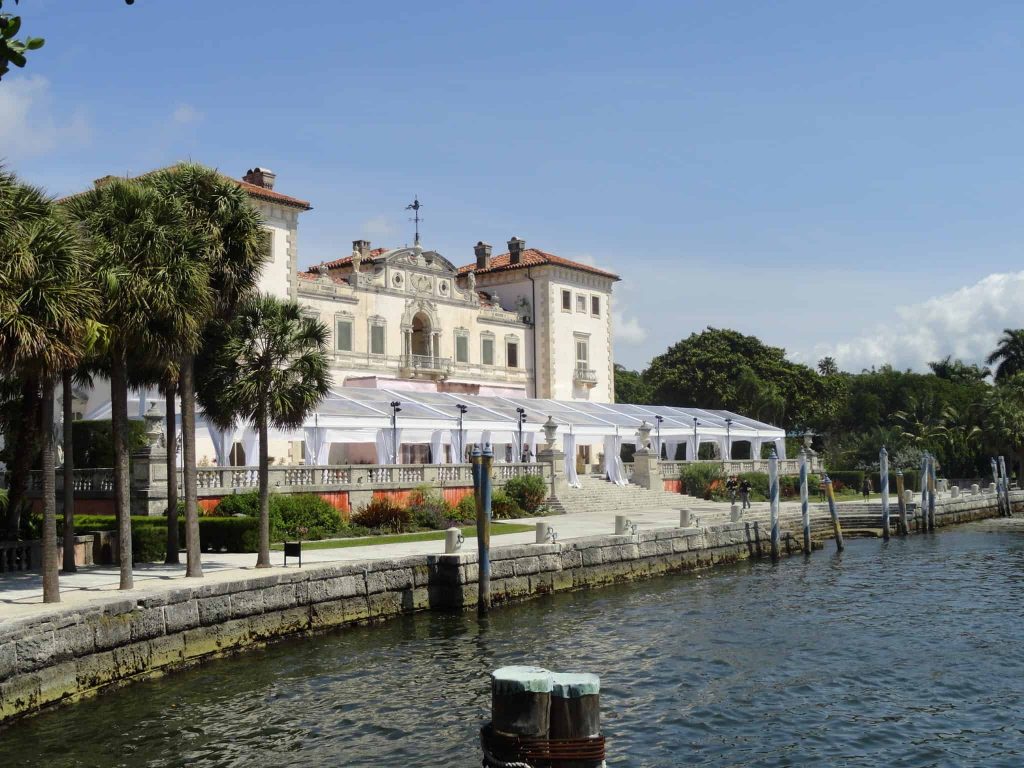 Pier da mansão Vizcaya em Miami, com vista para a Baía de Biscayne