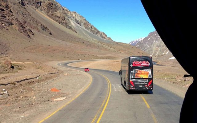 Ônibus na Estrada de Los Caracoles