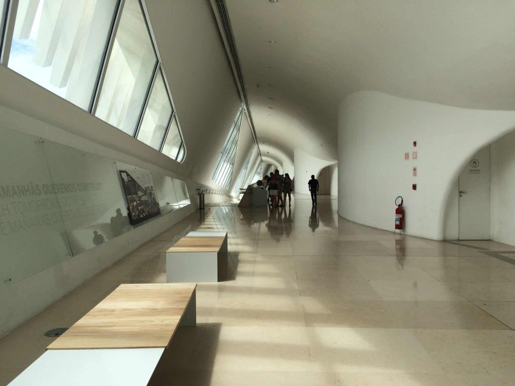 Corredores laterais do Museu do Amanhã