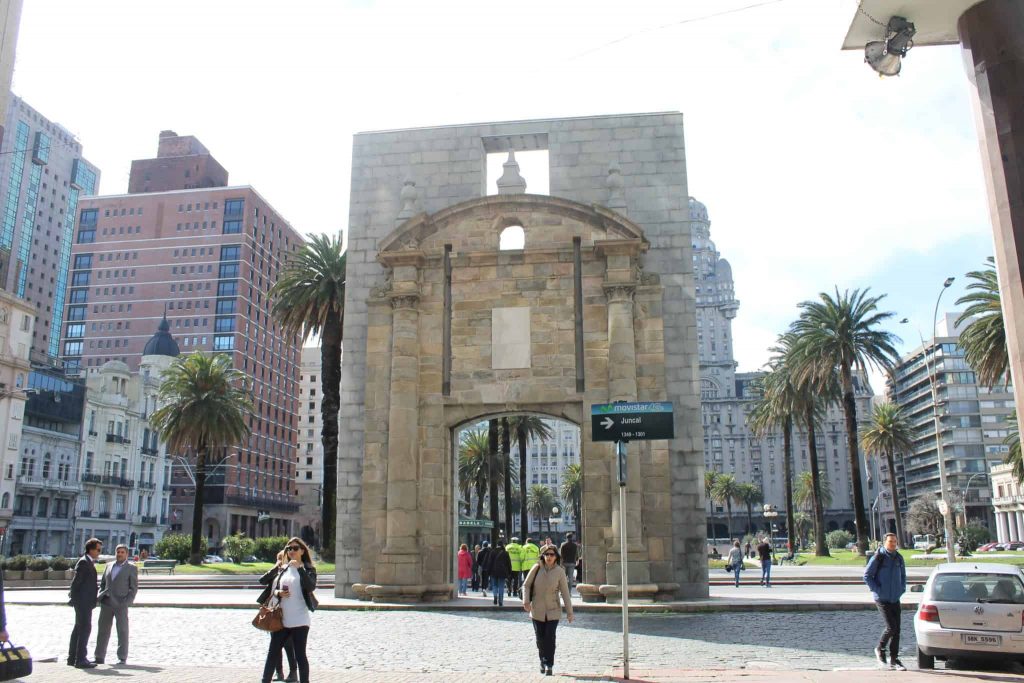 Puerta de la Ciudadela, O que fazer em Montevidéu