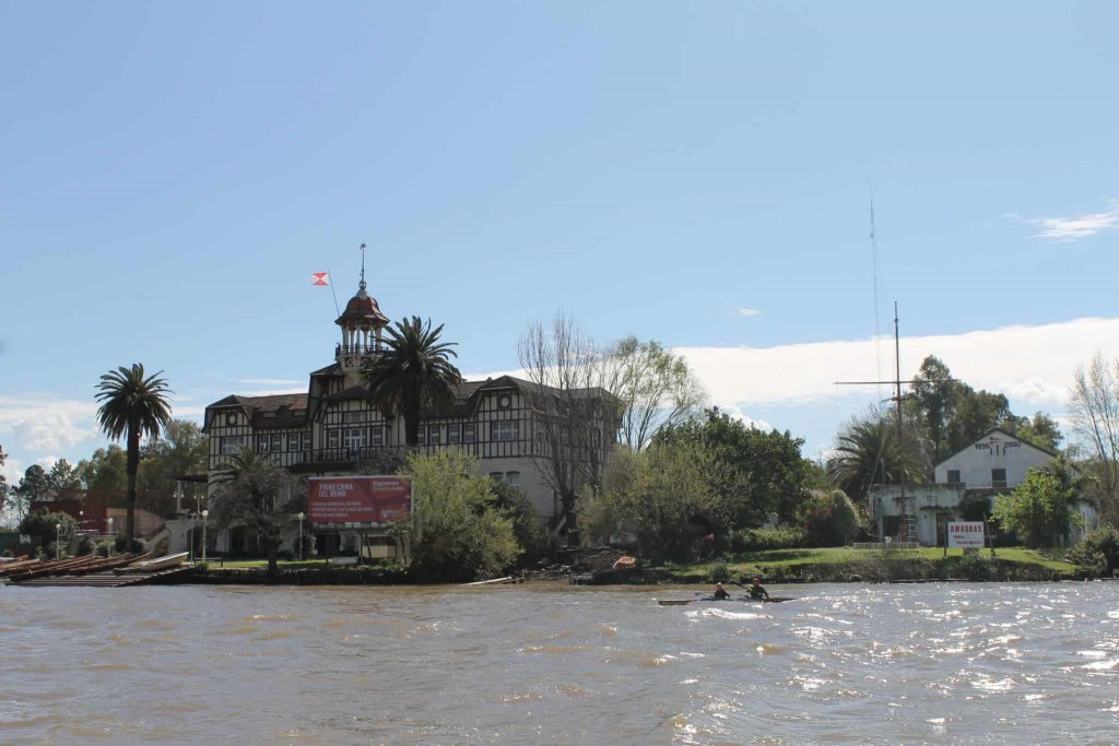 Passeio de barco no rio Tigre