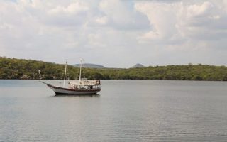 Passeio de catamarã pelos cânions do Rio São Francisco, no Lago de Xingó - Canindé de São Francisco, Sergipe