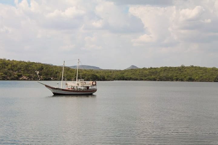 Passeio de catamarã pelos cânions do Rio São Francisco, no Lago de Xingó - Canindé de São Francisco, Sergipe