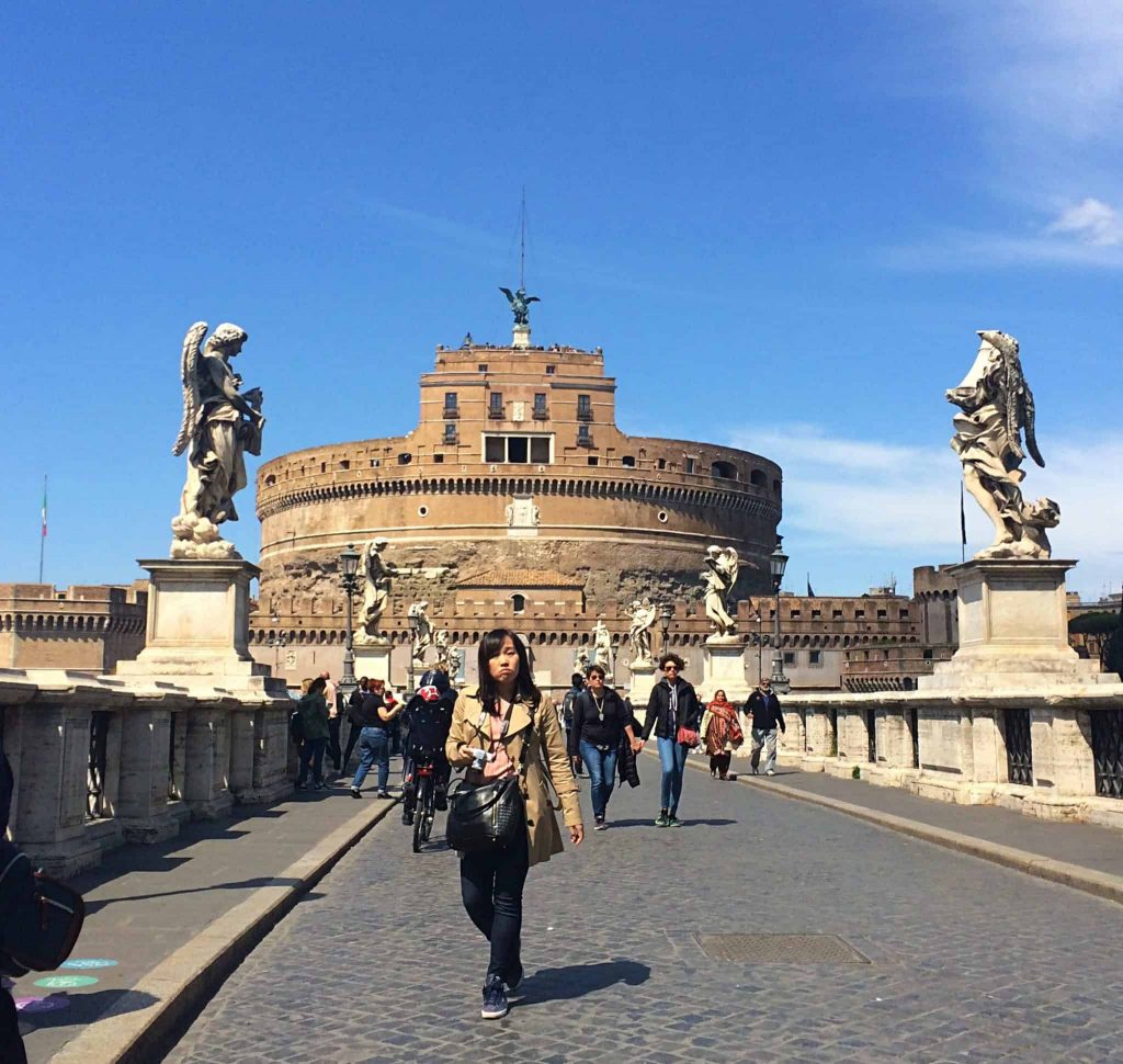 Vista frontal da Ponte Sant'Angelo em Roma