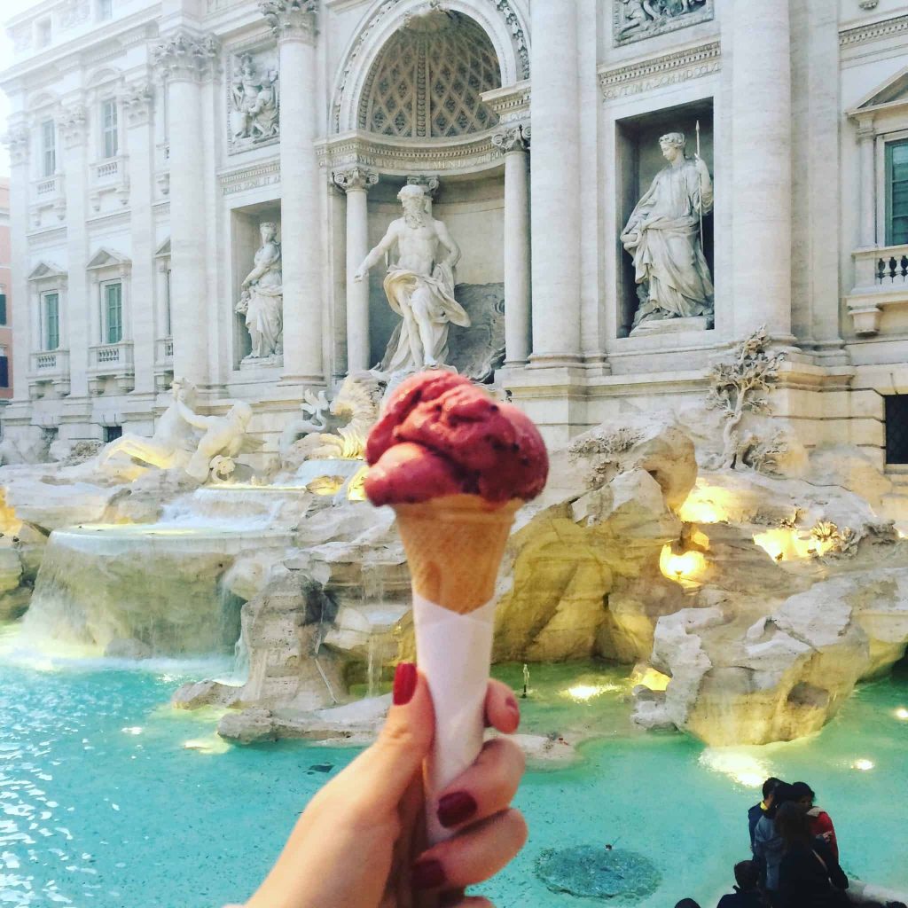 Gelato italiano na Fontana di Trevi