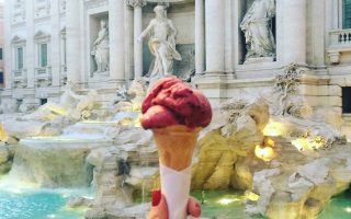 Gelato italiano na Fontana di Trevi