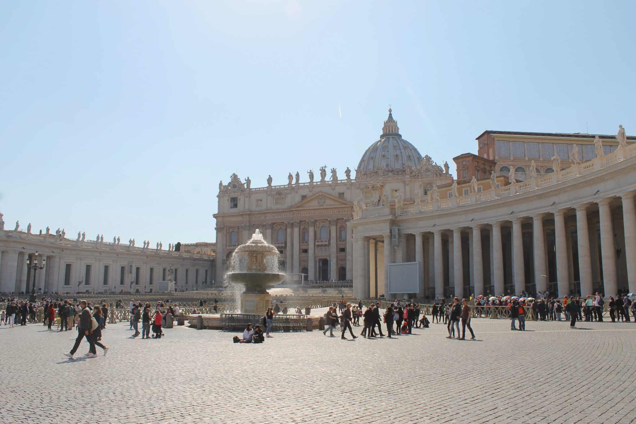 Um passeio cheio de mistérios e beleza pela Praça de São Pedro,Vaticano
