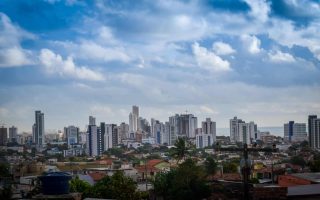 O que fazer em Recife e Olinda. Vista de Olinda e Recife. Foto: André Canavelo | Flickr