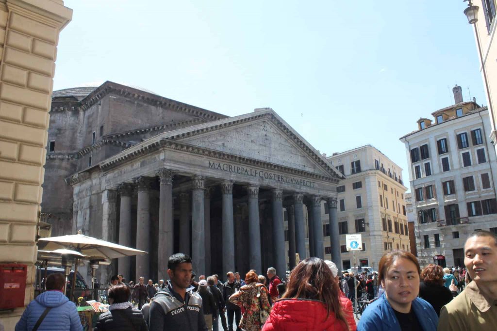 Panteão de Roma. Roteiro de um dia pelo centro turístico de Roma, Itália