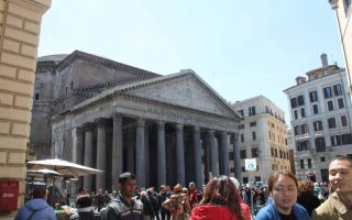 Panteão de Roma. Roteiro de um dia pelo centro turístico de Roma, Itália