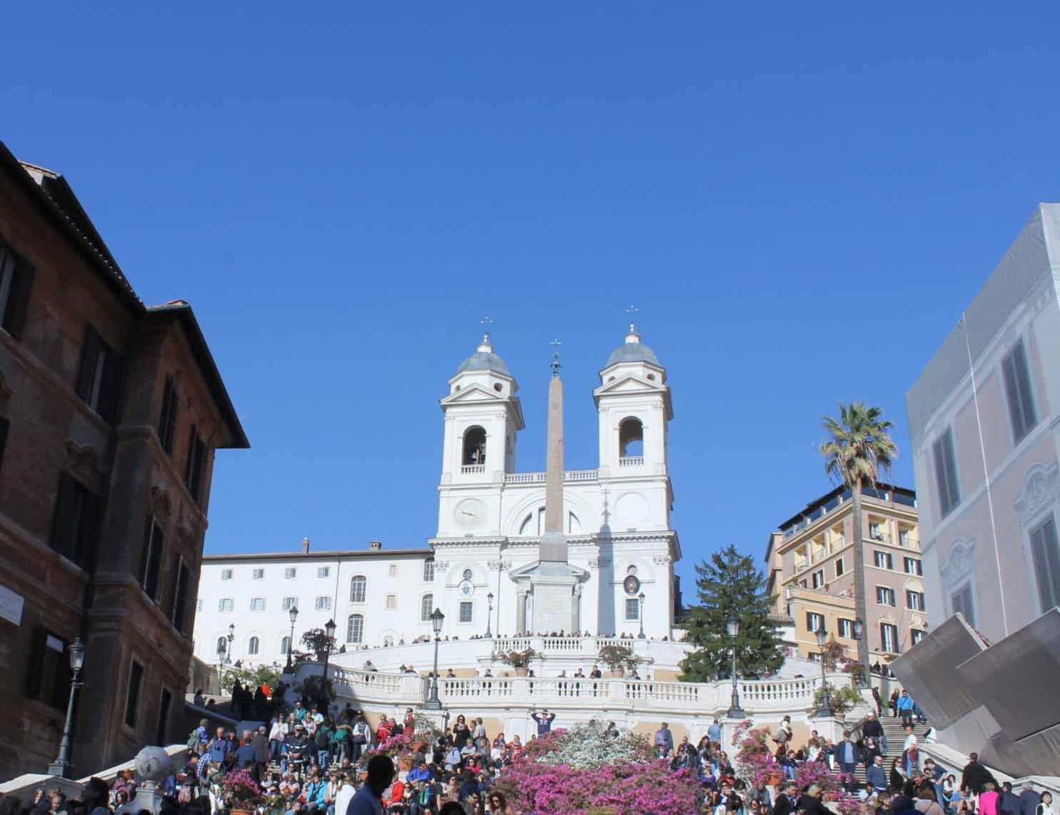 Piazza di Spagna. Roteiro de um dia pelo centro turístico de Roma, Itália