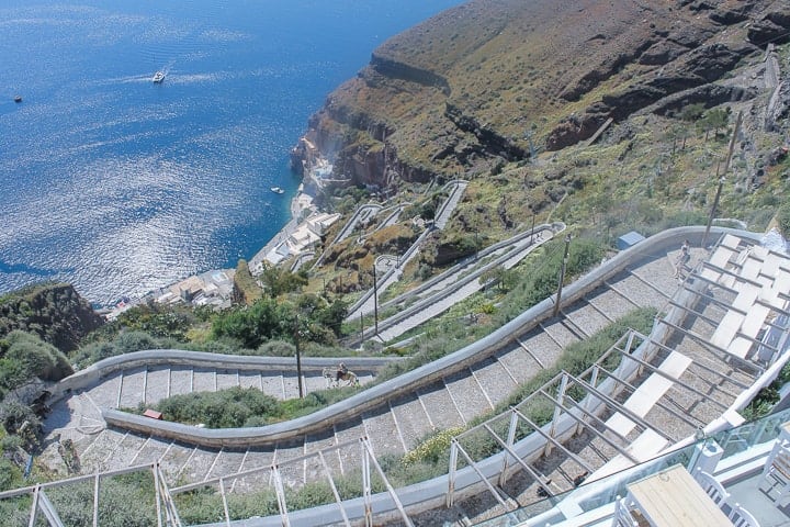 O que fazer em Santorini - roteiro de um dia. Escadaria para o Porto