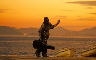 Estátua de Dorival Caymmi em Copacabana. Não sei o autor da foto, a imagem foi retirada do Pinterest (https://br.pinterest.com/pin/288793394835857494/)