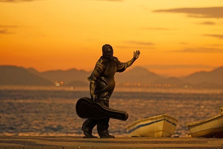 Estátua de Dorival Caymmi em Copacabana. Não sei o autor da foto, a imagem foi retirada do Pinterest (https://br.pinterest.com/pin/288793394835857494/)