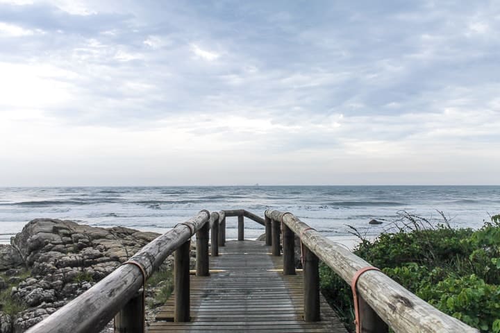 Ilha do Mel, passarela da praia de Encantadas