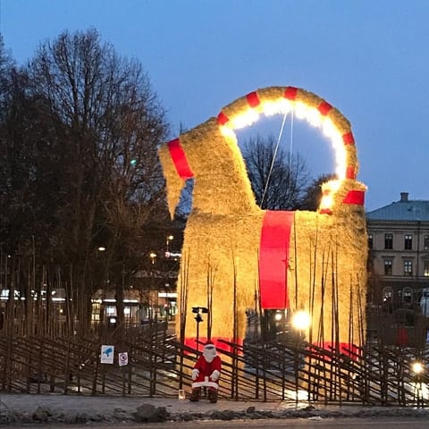 Tradições de Natal. Gävle goat. Foto: Instagram @gavlebocken (https://www.instagram.com/p/BdE_RIWhCNh/?taken-by=gavlebocken)