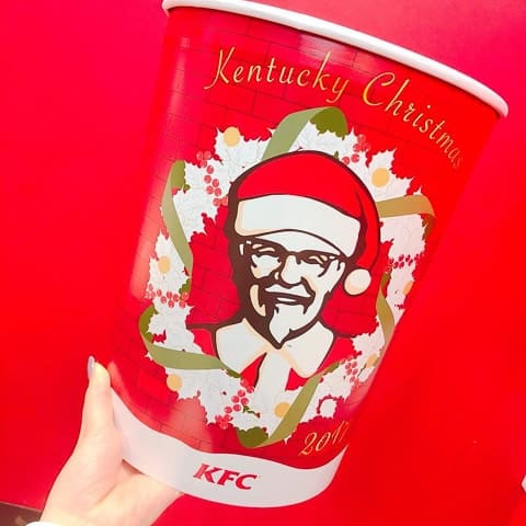 Tradições de Natal. Kentucky Christmas no Japão. Foto: Instagram @kfc_japan (https://www.instagram.com/p/Bc8zQvVDJK8/?taken-by=kfc_japan)