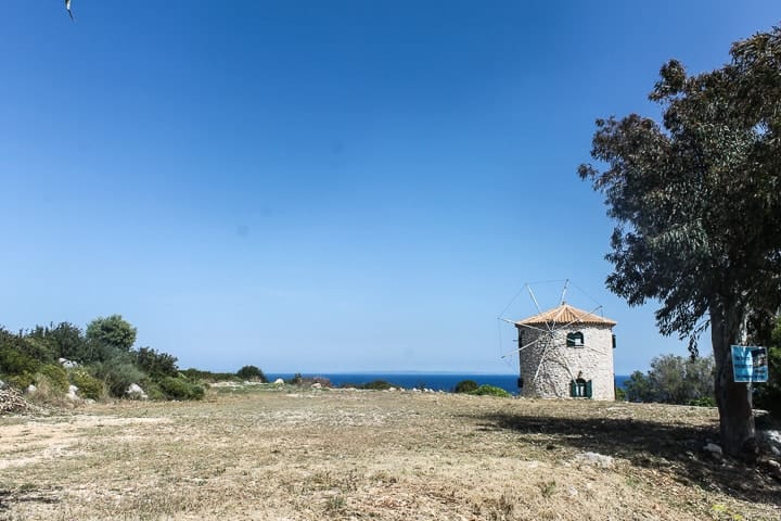 antigo farol e os moinhos de vento de Skinari - guia de praias de Zakynthos