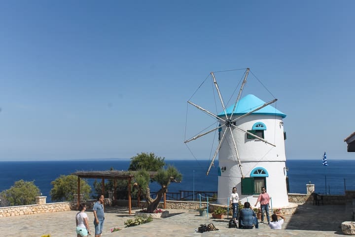 antigo farol e os moinhos de vento de Skinari - guia de praias de Zakynthos