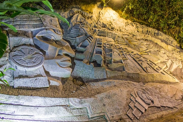 Escultura em pedra em Águas Calientes