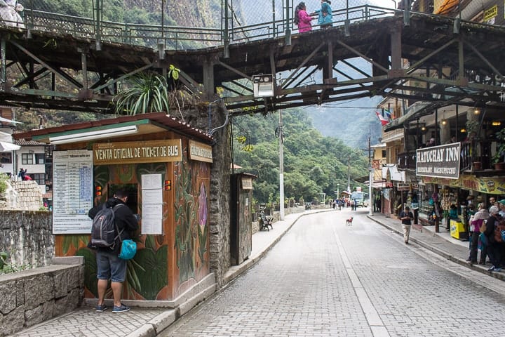 Quiosque de venda de bilhetes de ônibus Águas Calientes para Machu Picchu