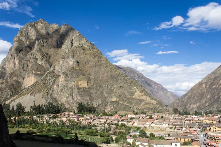 As montanhas ao redor da cidade de Ollantaytambo, no Peru