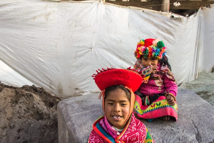 pequenas garotas nas ruas de Ollantaytambo, no Peru
