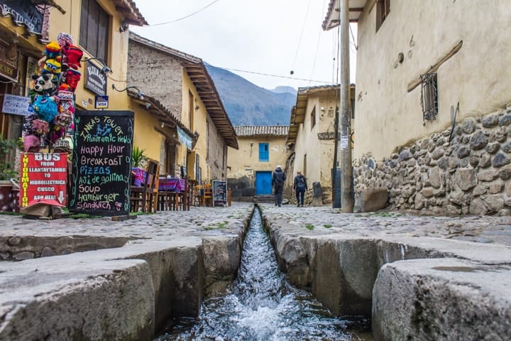 canais de água nas ruas de Ollantaytambo, no Peru