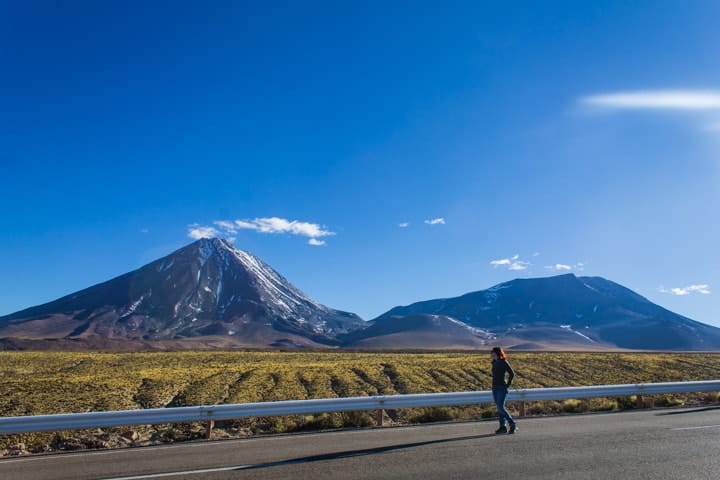 Vulcão Licancabur e Juriques, caminho para o Salar de Tara, deserto do Atacama