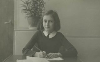 Anne Frank, Zesde Montessorischool, Amsterdam, 1941. Fonte: Anne Frank Organization.