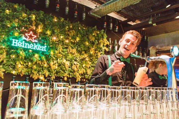 Tour Heineken Experience em Amsterdam - bar da Heineken