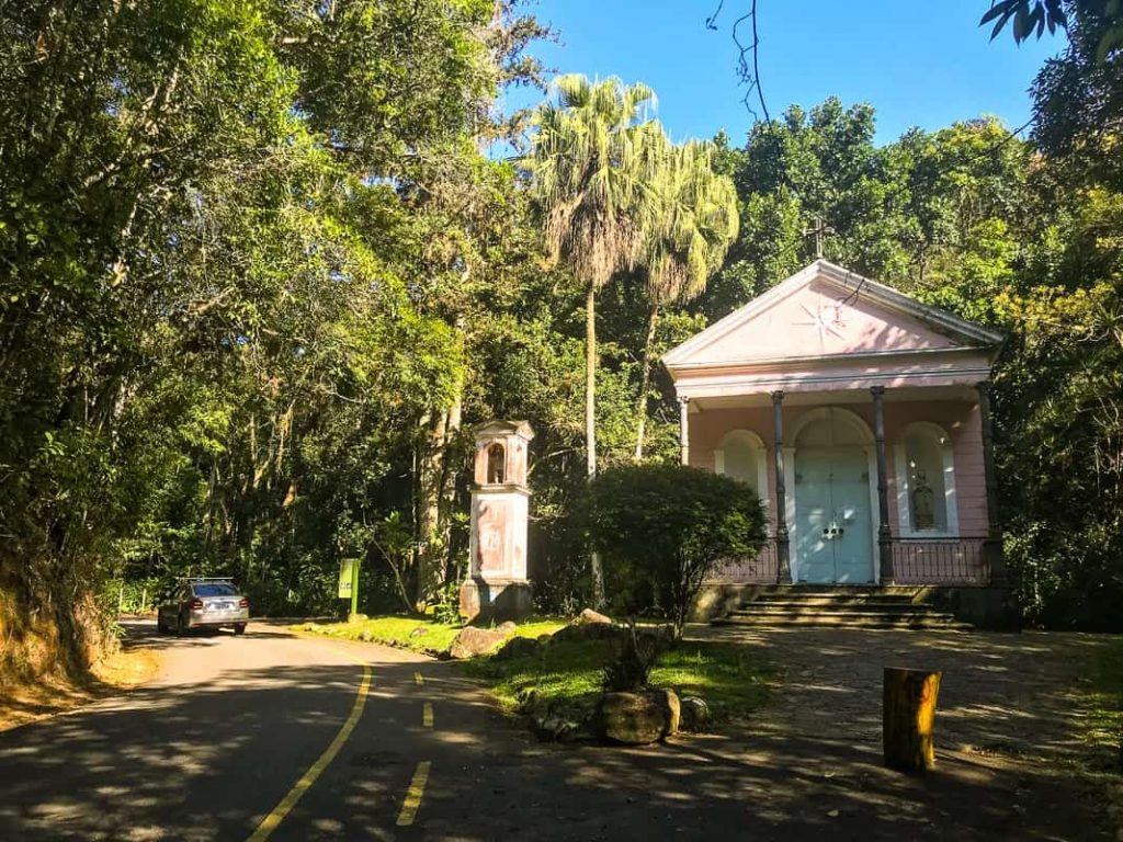 Capela Mayrink na trilha do Mirante da Cascatinha, na Floresta da Tijuca.