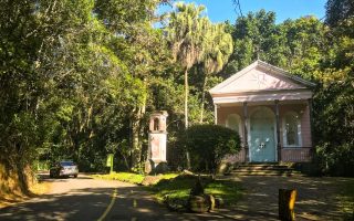 Capela Mayrink na trilha do Mirante da Cascatinha, na Floresta da Tijuca.