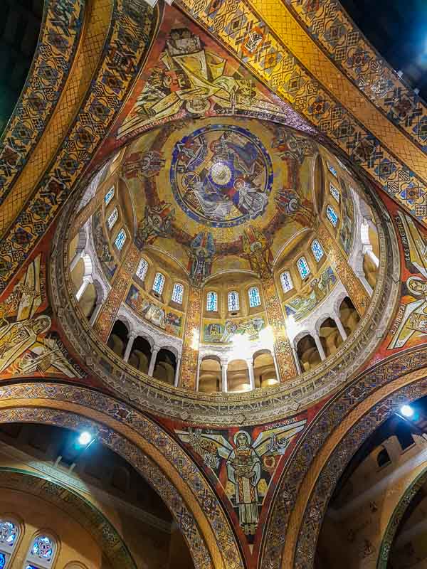 Visita à Basílica de Santa Teresinha do Menino Jesus em Lisieux, na França