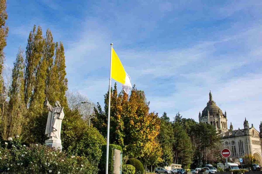 Visita à Basílica de Santa Teresinha do Menino Jesus em Lisieux, na França