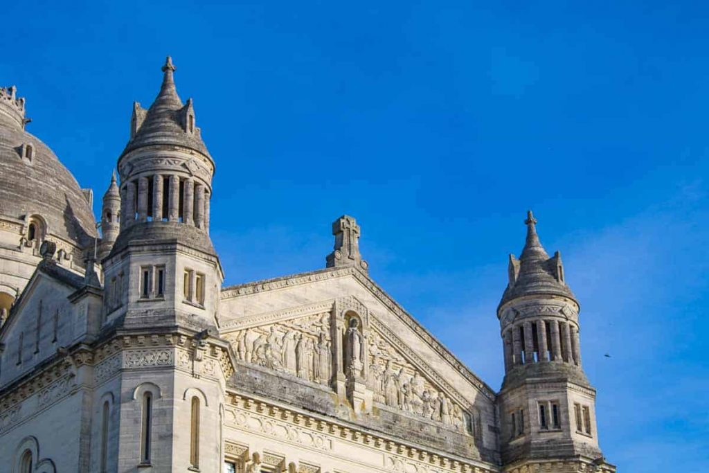 Visita à Basílica de Santa Teresinha do Menino Jesus em Lisieux, na França