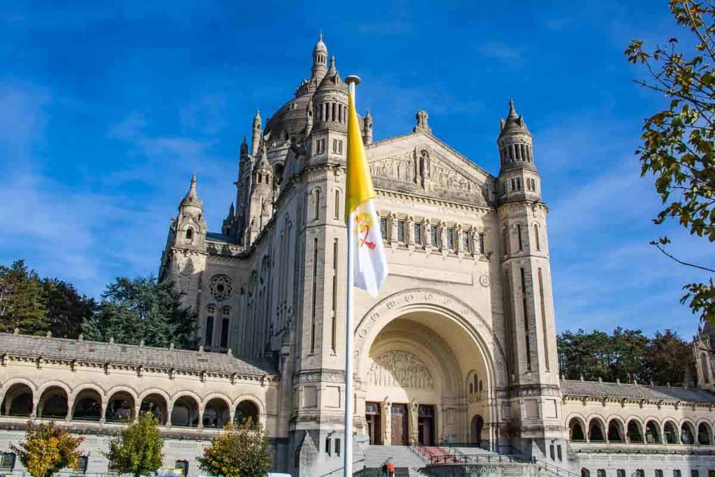 Visita à Basílica de Santa Teresinha do Menino Jesus em Lisieux, na França