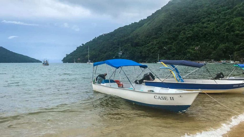 Barcos na Praia de Paraty - mirim