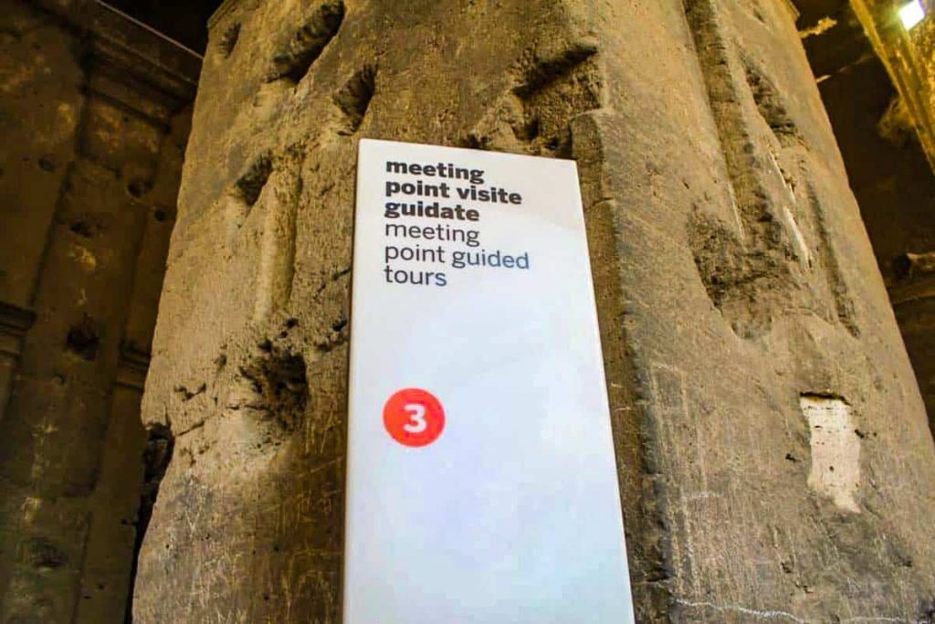 Sinalização do ponto de encontro do grupo no Tour guiado no Coliseu: visita ao subterrâneo e terraços do Coliseu