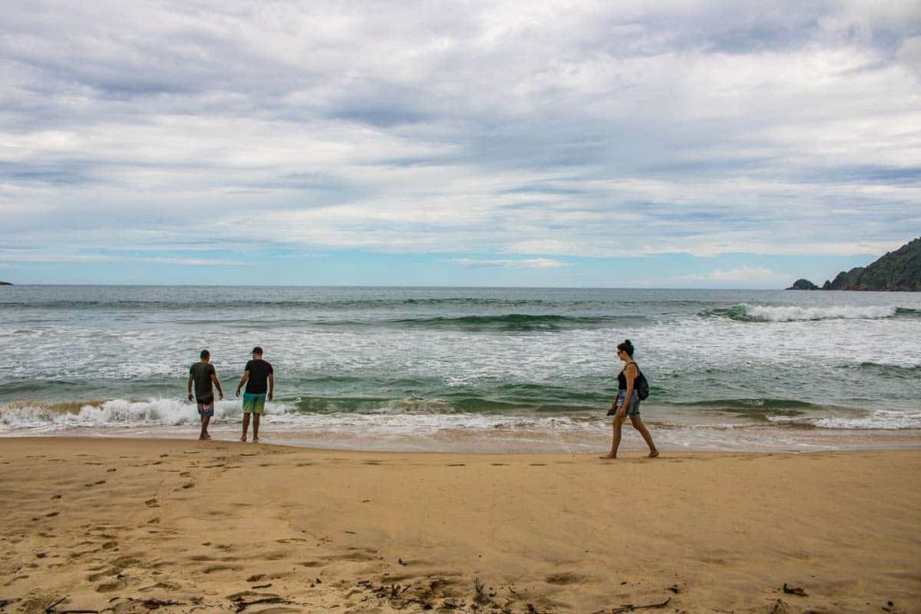 Caminhada na Praia do Sono, em Paraty