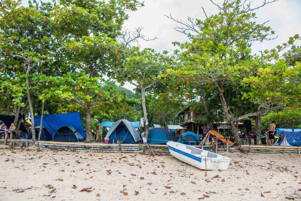 Acampamento na Praia do Sono, em Paraty