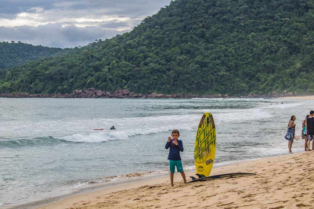 Surf na Praia do Sono, em Paraty