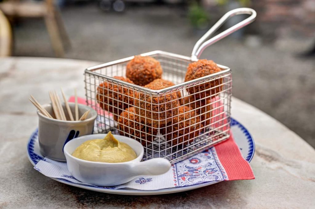 Bitterballen - Comida holandesa - pratos típicos da Holanda e onde comer